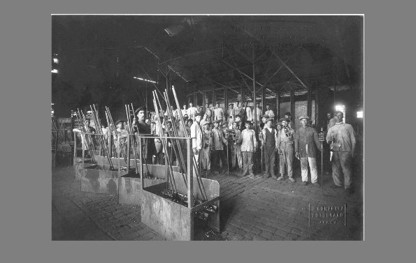 Obreros de la fábrica de botellas y las cañas para soplar el vidrio en 1916 Archivo J. Cirera.